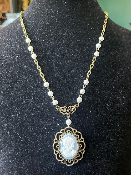 Jewelry - Vintage-Style Gold Cameo Pendant Necklace with Pearls